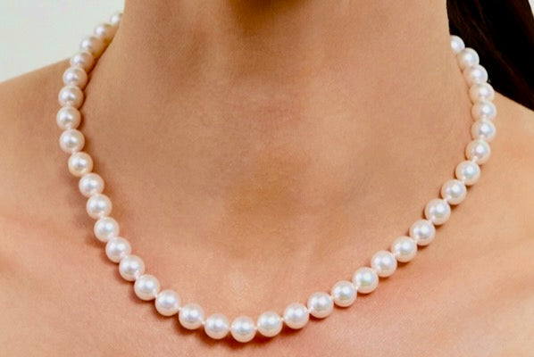 Akoya Pearl Necklace in 18k Gold 8mm